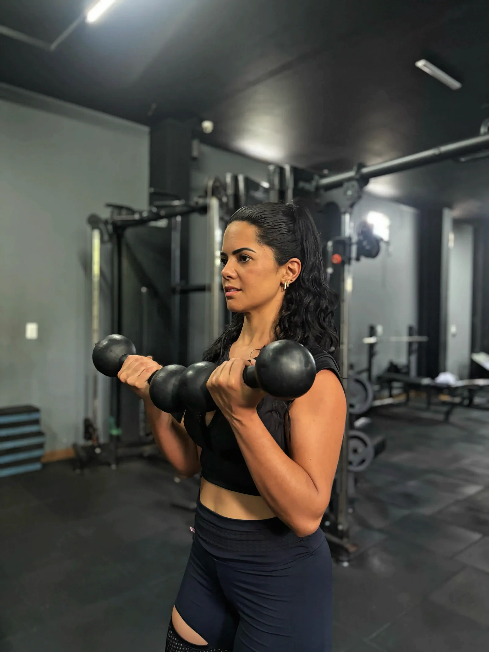 Dejane Almeida treinando com halteres